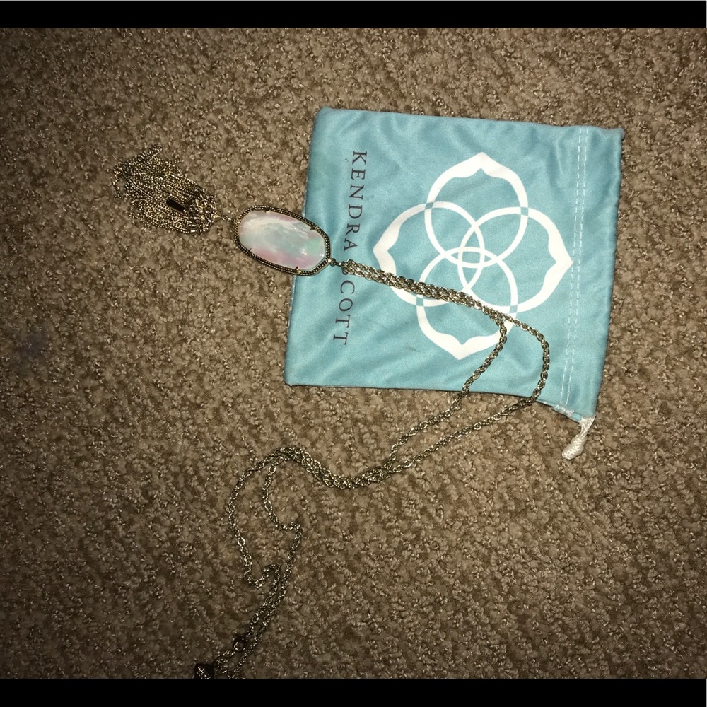 Kendra Scott necklace